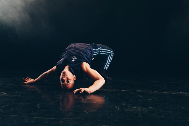 Gabi Parigi interpreta "Consagrada", obra basada en su experiencia como gimnasta de alto rendimiento (Prensa de Consagrada).