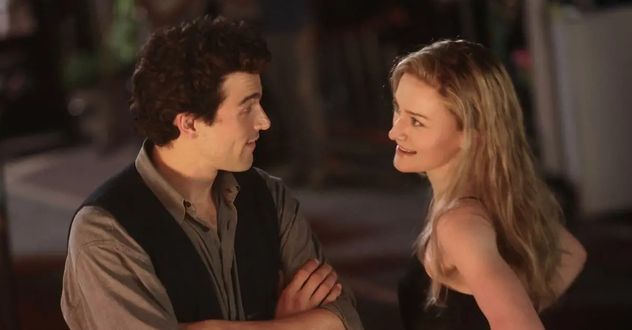 Durante los primeros episodios, se retrata la relación intermitente que Kennedy mantenía con la actriz Daryl Hannah.