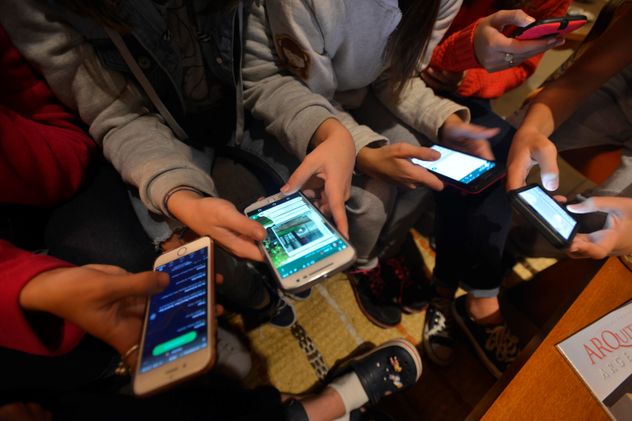 Adolescentes con celulares. (La Voz)