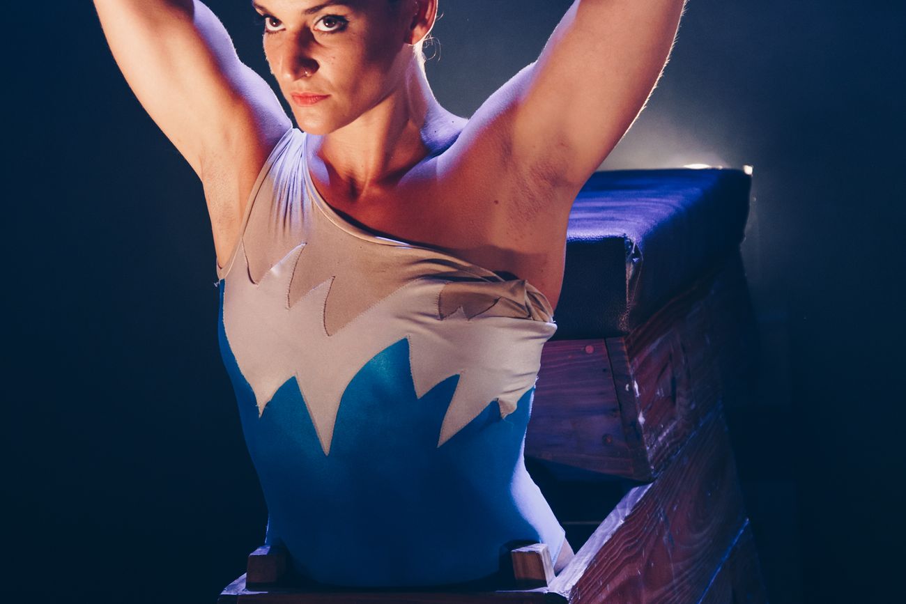 Gabi Parigi interpreta "Consagrada", obra basada en su experiencia como gimnasta de alto rendimiento (Prensa de Consagrada).