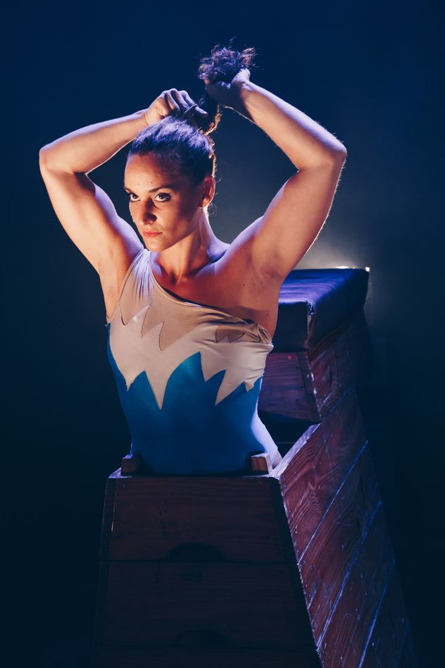 Gabi Parigi interpreta "Consagrada", obra basada en su experiencia como gimnasta de alto rendimiento (Prensa de Consagrada).