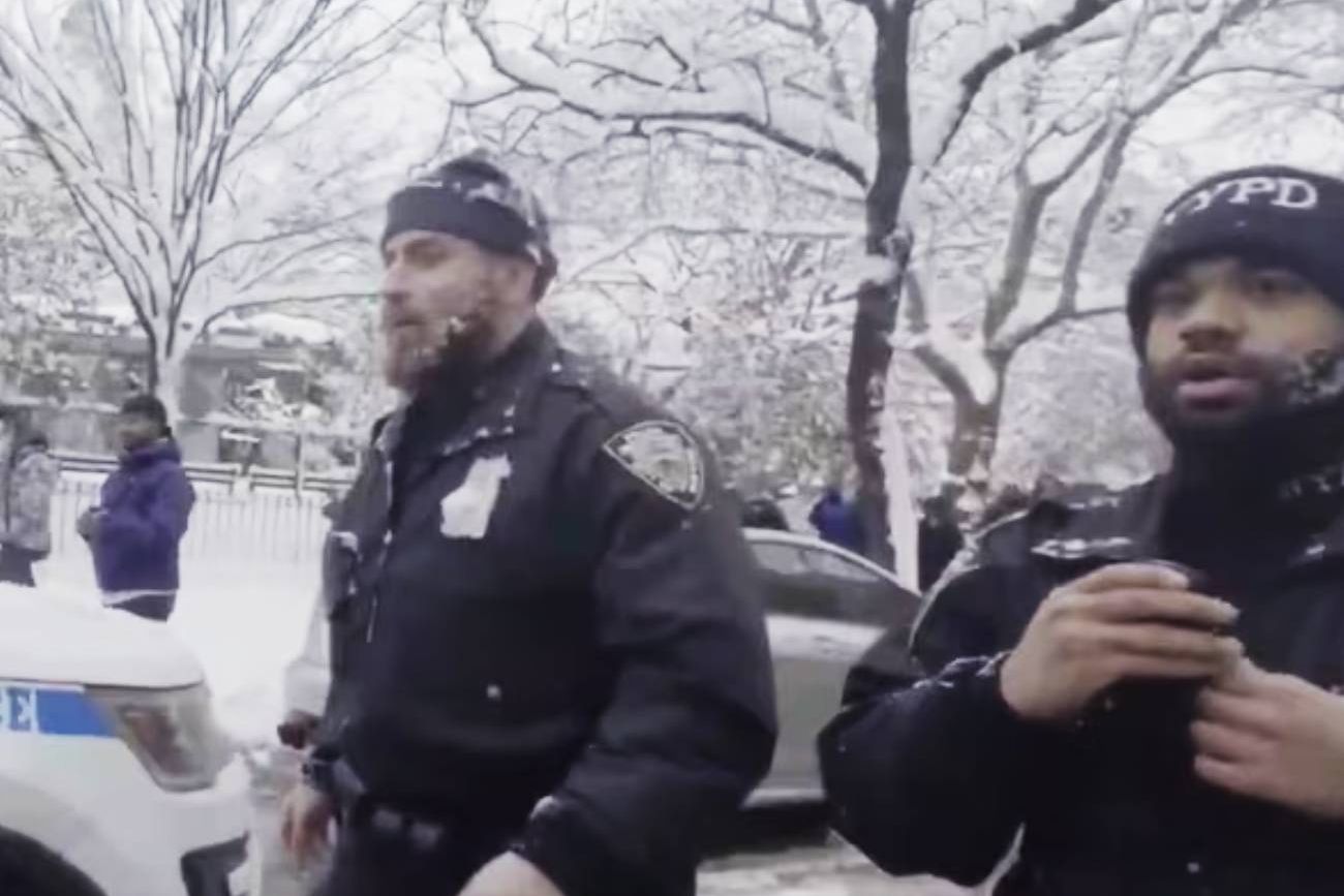 Guerra de bola de nieves con policías de Nueva York.