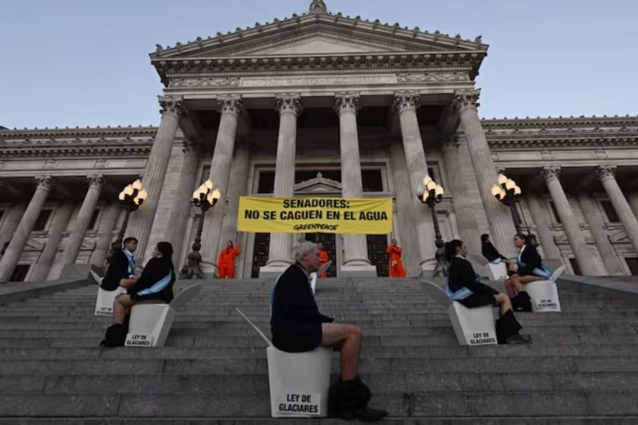 Protesta de Greenpeace en el Congreso: detienen a ambientalistas y agreden a periodistas.