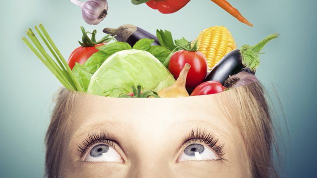 Alimentación y cerebro: qué hábitos se vinculan con una mejor función cognitiva a largo plazo.
