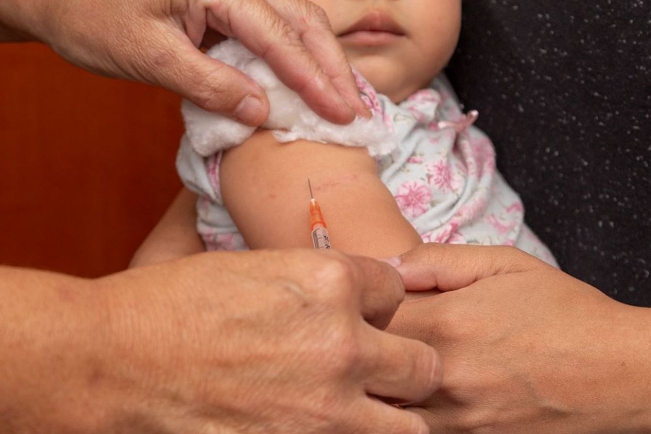 Cambios en el calendario nacional de vacunación: adelantan la segunda dosis de la triple viral. 