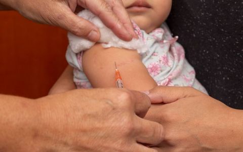Cambios en el calendario nacional de vacunación: adelantan la segunda dosis de la triple viral. 