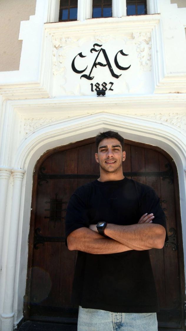 Santiago Carreras en la puerta del Córdoba Athletic, en barrio Jardín Espinosa. (Ramiro Pereyra / La Voz)