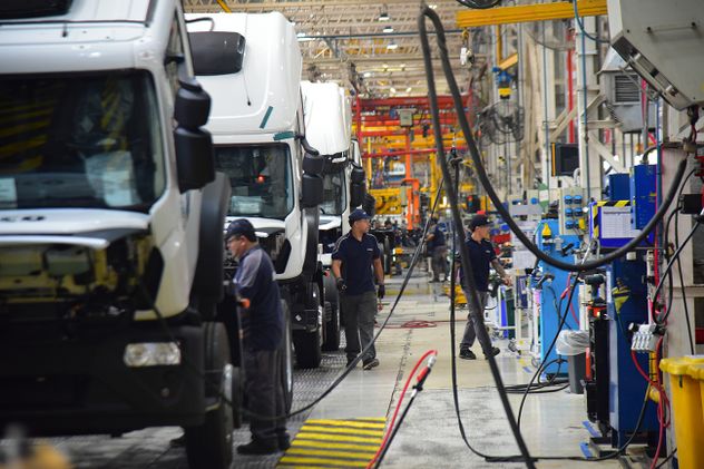 Recorrido por la planta de Iveco. (Pedro Castillo / La Voz)