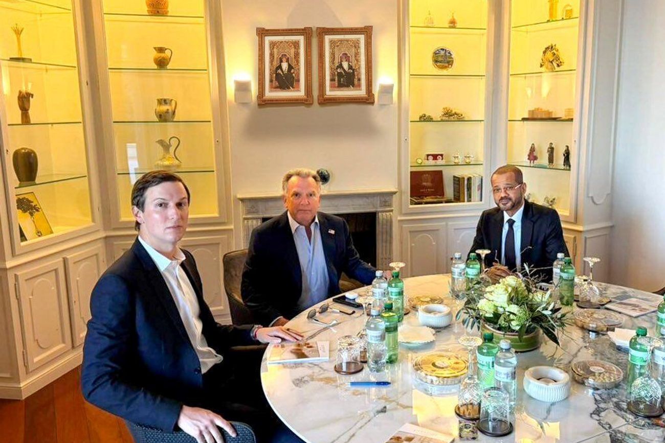 El ministro de Asuntos Exteriores de Omán, Sayyid Badr bin Hamad Al Busaidi (derecha), mantiene una reunión con el enviado especial de la Casa Blanca, Steve Witkoff (centro), y Jared Kushner, como parte de las negociaciones irano-estadounidenses en curso, en Ginebra, Suiza. 