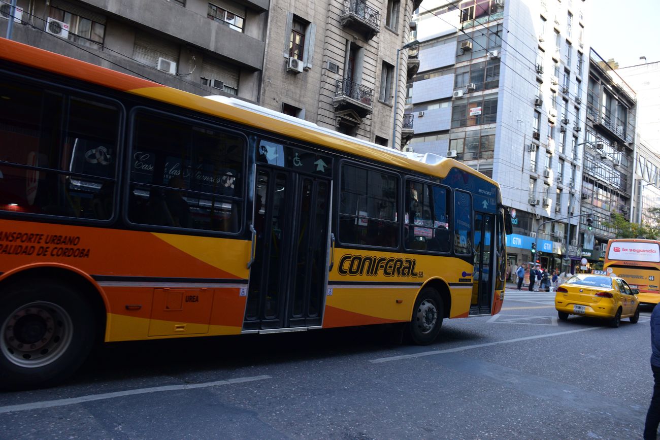 Transporte urbano de Córdoba: la empresa Coniferal amplía sus recorridos. (La Voz)