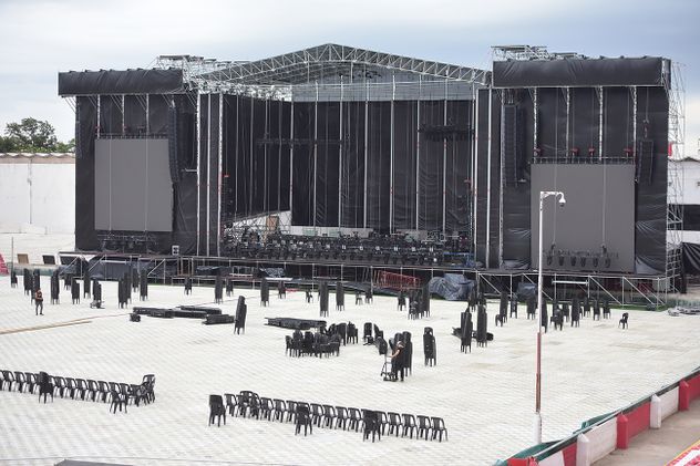 Previa de los shows de Chayanne y Ricardo Montaner Cancha de Instituto. Armado del escenario en la cancha de Instituto.
