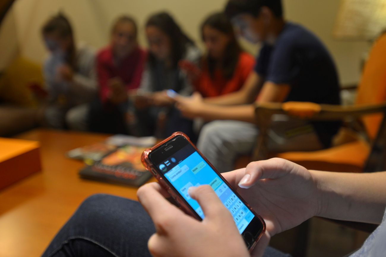 Adolescentes con celulares. (La Voz)