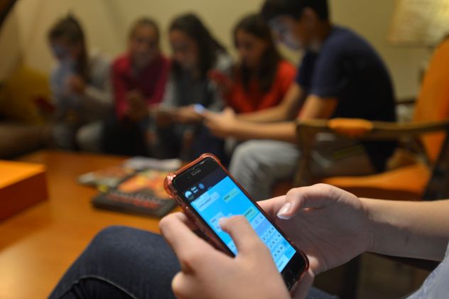 Adolescentes con celulares. (La Voz)