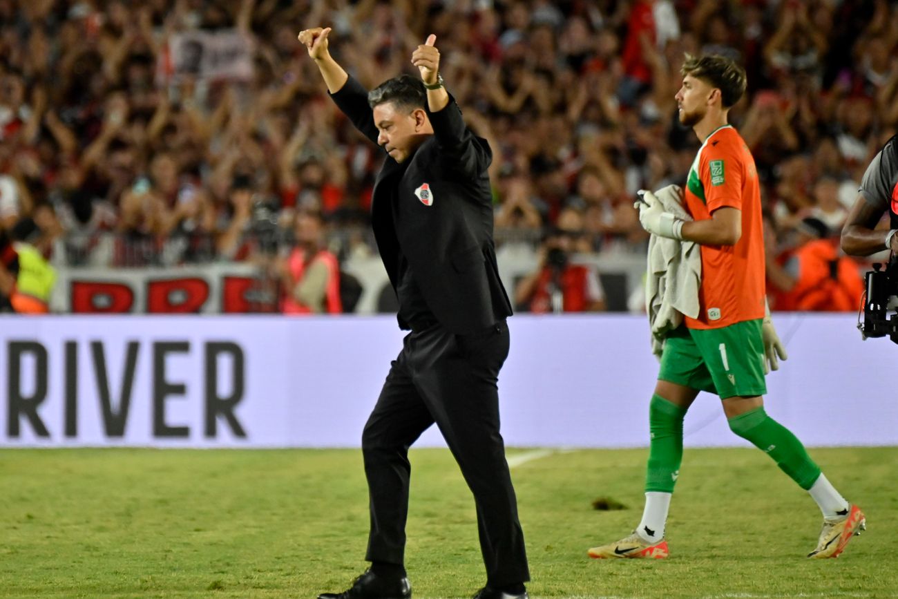 Gallardo saludando a la gente de River en el Monumental. 