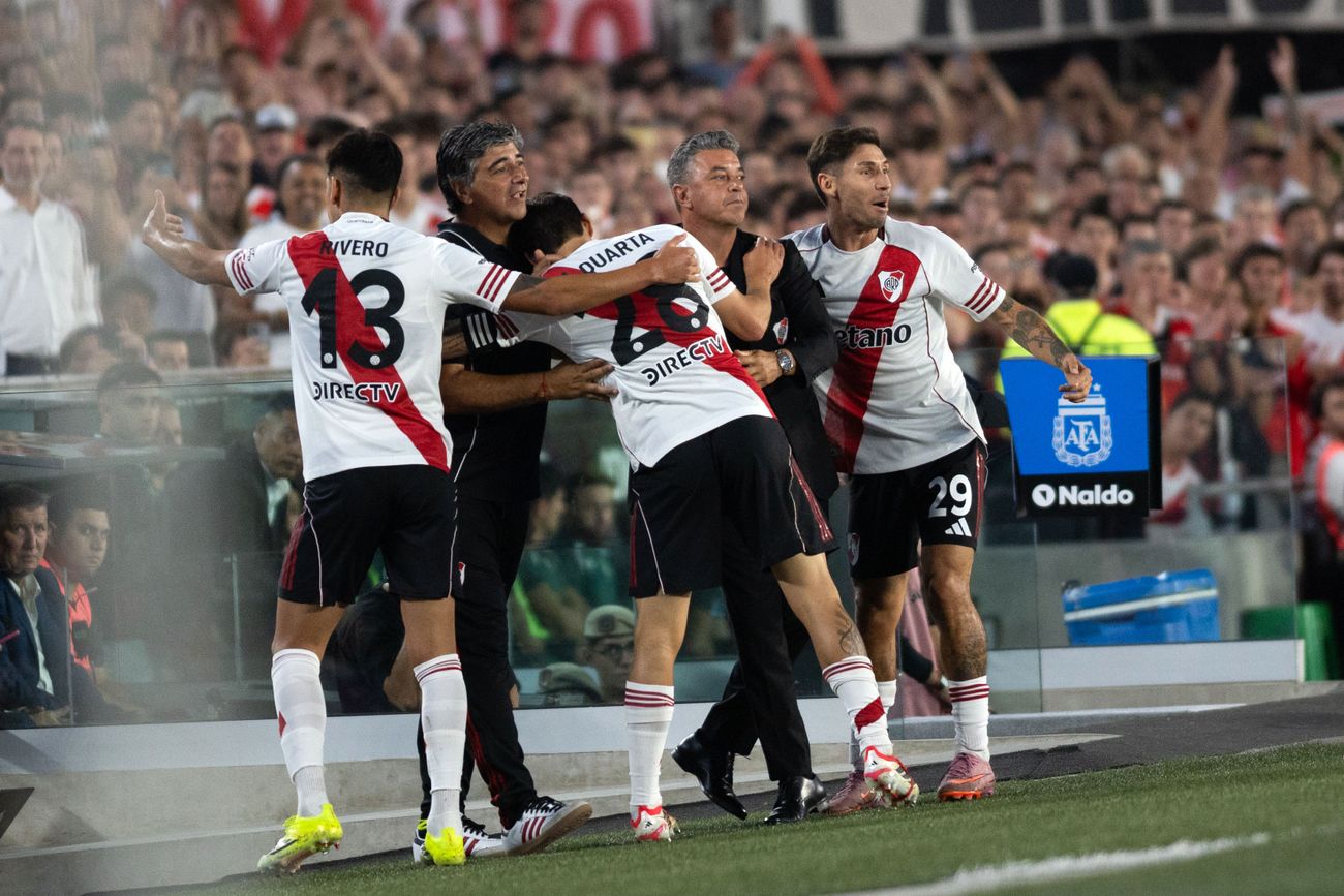 Martínez Quarta abraza a Marcelo Gallardo, DT de River, luego de marcar el 1-0 ante Banfield. 