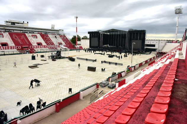 Previa de los shows de Chayanne y Ricardo Montaner Cancha de Instituto. Armado del escenario en la cancha de Instituto.