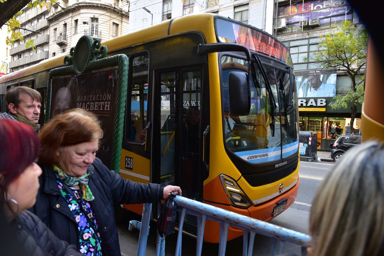 Transporte público: proponen actualizar la "parada a demanda" para mujeres y diversidades durante la noche. 