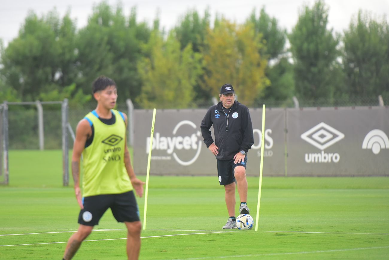 El Ruso Zielinski "pisa la pelota" en la previa del clásico. (Javier Ferreyra / La Voz).