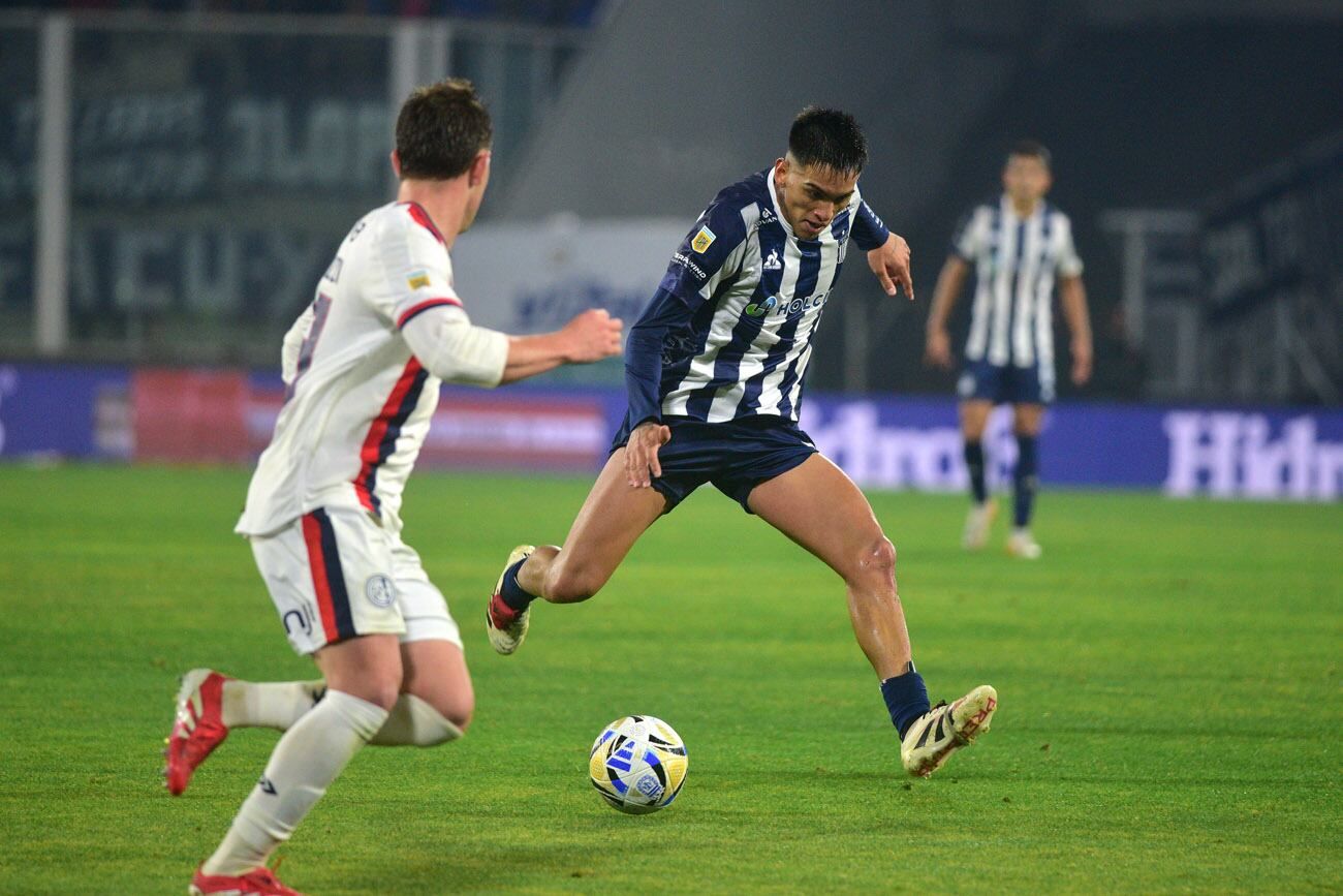 Talleres perdió 2 a 1 ante San Lorenzo, en el debut como entrenador de Carlos Tévez. Este sábado, a las 22.15, se verán las caras nuevamente en el Kempes. Matías Galarza será titular. (Nicolás Bravo / La Voz)