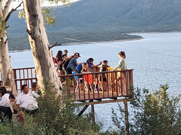 Turistas en el dique La Viña, en Traslasierra. Los diques llenosson una atracción para el turismo este fin de semana. 