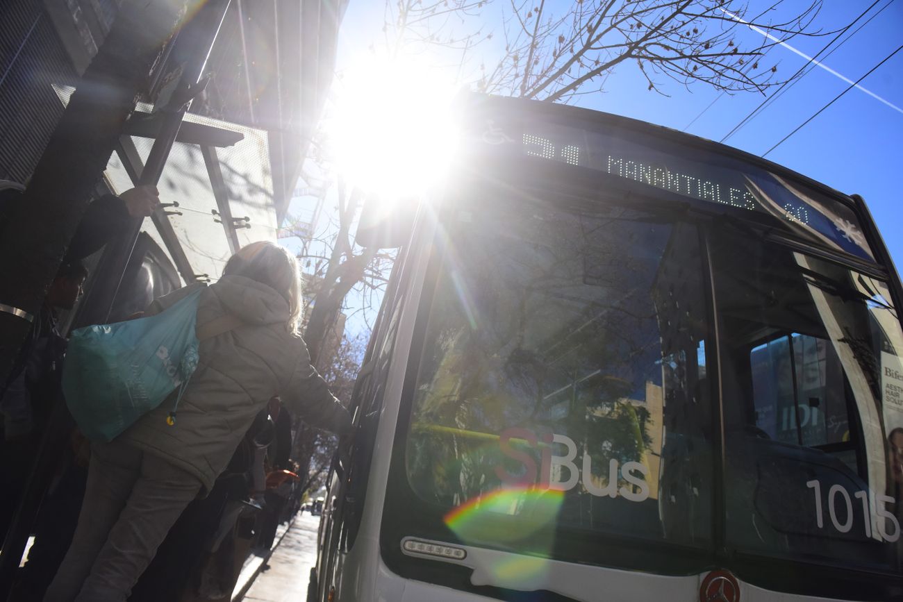El transporte urbano de Córdoba sigue con el plan de contingencia (La Voz).