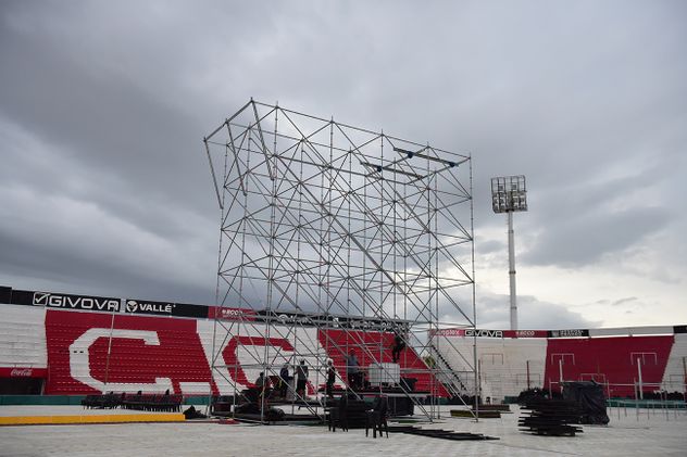 Previa de los shows de Chayanne y Ricardo Montaner Cancha de Instituto. Armado del escenario en la cancha de Instituto.