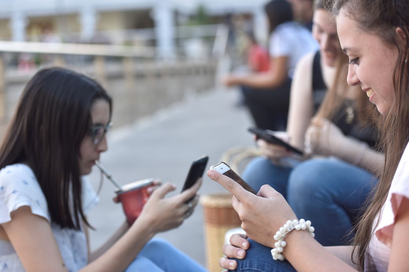 Adolescentes con celulares. (La Voz)