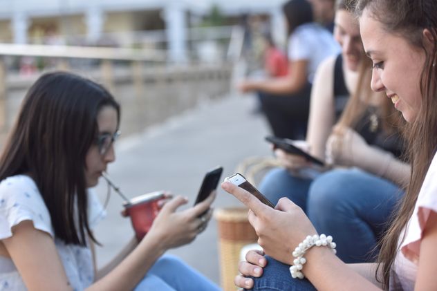 Adolescentes con celulares. El modo de conexión. (La Voz)