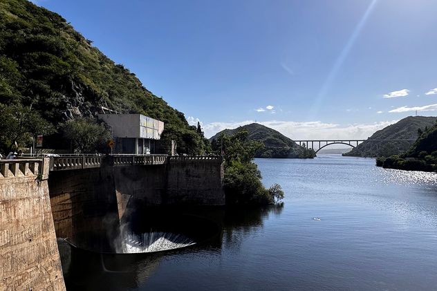 Dique San Roque, en Punilla. al máximo de su caudal. desde marzo hasta ya casi el invierno. 