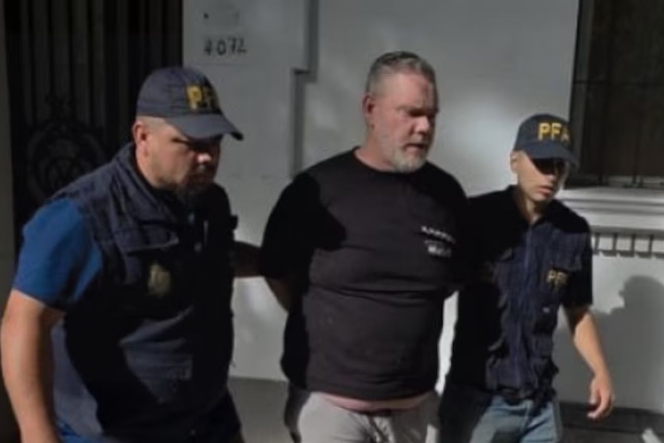 Excarcelan bajo fianza de casi $ 1 mil millones al prófugo estadounidense detenido por una estafa millonaria