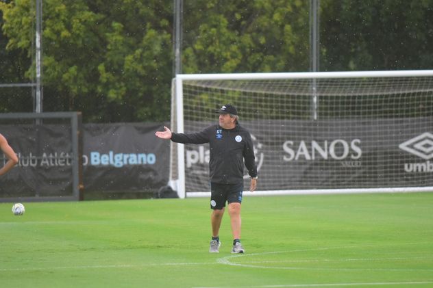 Entrenamiento de Belgrano en Villa Esquiú. Zielinski y Olave dirigen la práctica. (Javier Ferreyra / La Voz)