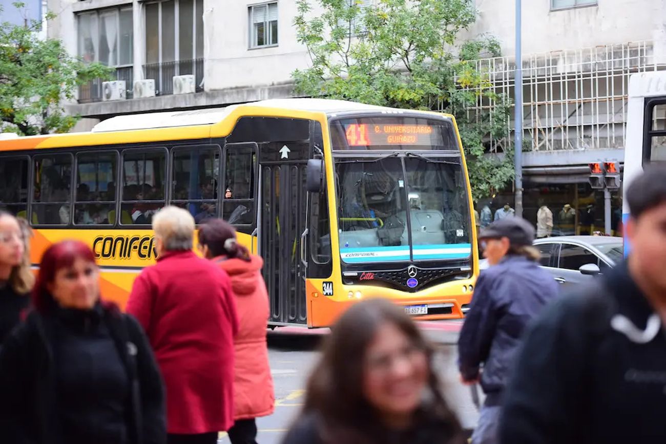 La medida implica ajustes de recorridos, horarios y canales de consulta. (Archivo)