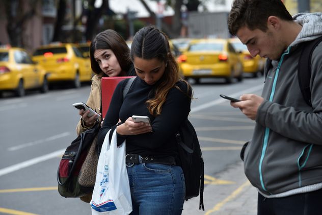 Adolescentes con celulares. (La Voz)