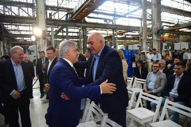 El gobernador Martín Llaryora junto al presidente de la Unión Industrial de Córdoba (UIC), Luis Macario, durante el lanzamiento industrial y comercial del nuevo camión Iveco S-Way. (Pedro Castillo / La Voz)