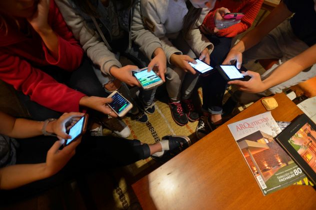 Los acuerdos parentales incluyen demorar la entrega del dispositivo a los niños. (La Voz).