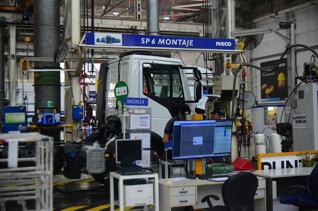 Recorrido por la planta de Iveco. (Pedro Castillo / La Voz)