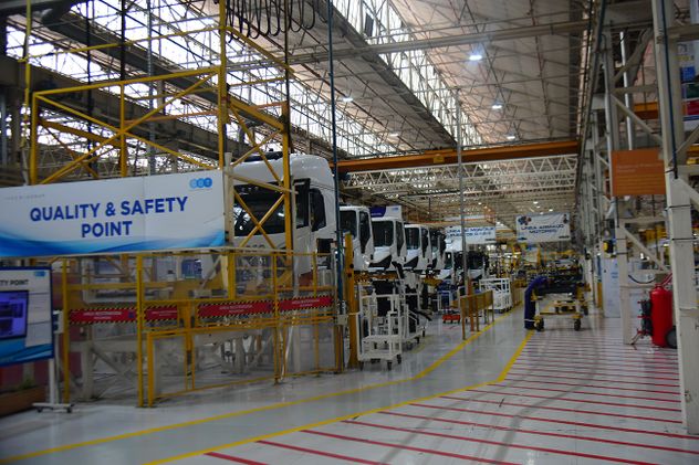 Recorrido por la planta de Iveco. (Pedro Castillo / La Voz)