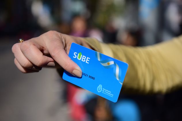 El beneficio se utiliza con la tarjeta SUBE y contempla hasta 50 viajes mensuales, con un máximo de cuatro pasajes por día.  (La Voz)