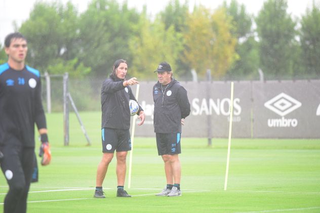 Entrenamiento de Belgrano en Villa Esquiú. Zielinski y Olave dirigen la práctica. (Javier Ferreyra / La Voz)