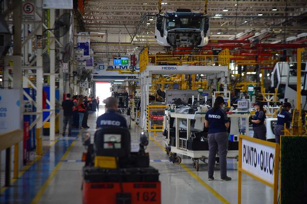 Recorrido por la planta de Iveco. (Pedro Castillo / La Voz)