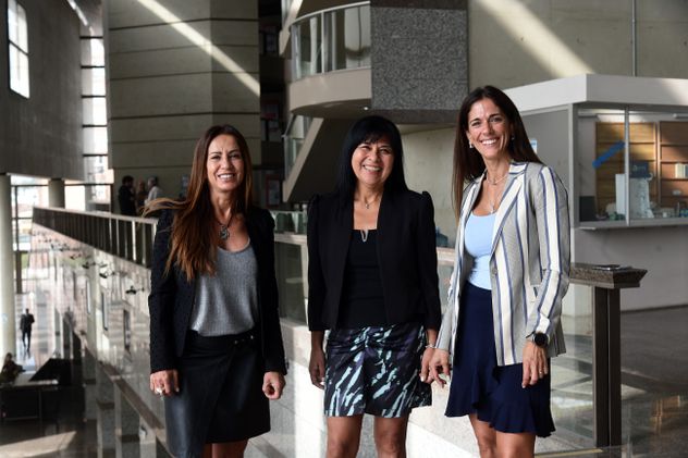 Corredoras. Laura, Rita y Mili en el Salón de los Pasos Perdidos de Tribunales 2. (Ramiro Pereyra / La Voz)