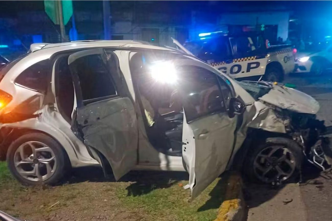 Manejaba a 141 km/h, escapó de un control policial y se estrelló contra un muro en Carlos Paz