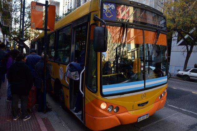 La iniciativa propone ascensos y descensos fuera de las paradas oficiales e incorpora el acceso permanente para personas mayores y con movilidad reducida, al eliminar restricciones horarias y priorizar la accesibilidad. (La Voz)