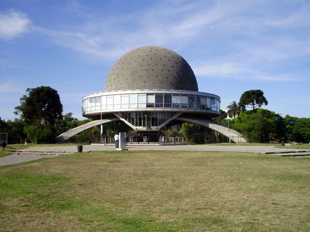El Planetario Galileo Galilei se suma a los festejos con recorridos gratuitos, talleres y observaciones astronómicas.