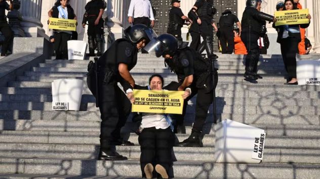 Protesta de Greenpeace en el Congreso: detienen a ambientalistas y agreden a periodistas.