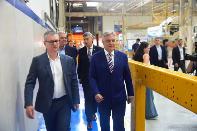 El lanzamiento estuvo encabezado por el presidente de Iveco para América Latina, Marcio Querichelli, y el gobernador Martin Llayora. (Pedro Castillo / La Voz)