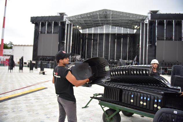 Previa de los shows de Chayanne y Ricardo Montaner Cancha de Instituto. Armado del escenario en la cancha de Instituto.