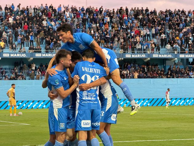 Estudiantes de Río Cuarto en su partido ante Huracán.