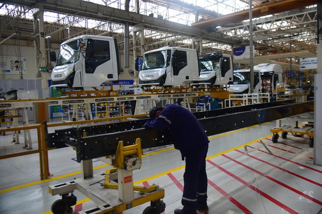 Recorrido por la planta de Iveco. (Pedro Castillo / La Voz)