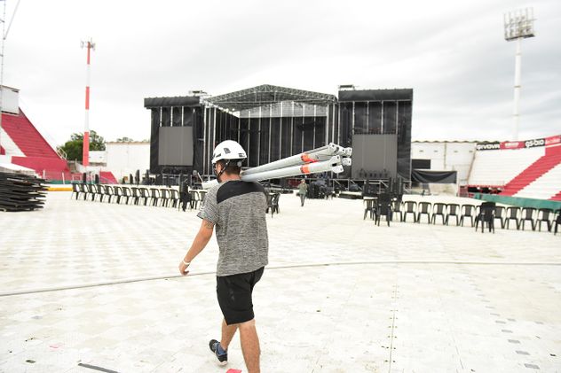 Previa de los shows de Chayanne y Ricardo Montaner Cancha de Instituto. Armado del escenario en la cancha de Instituto.